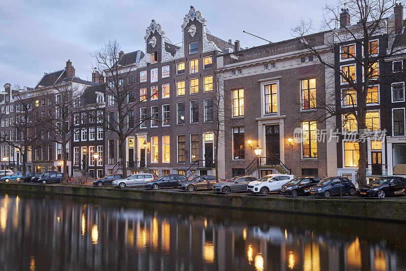 阿姆斯特丹运河的房屋在黄昏