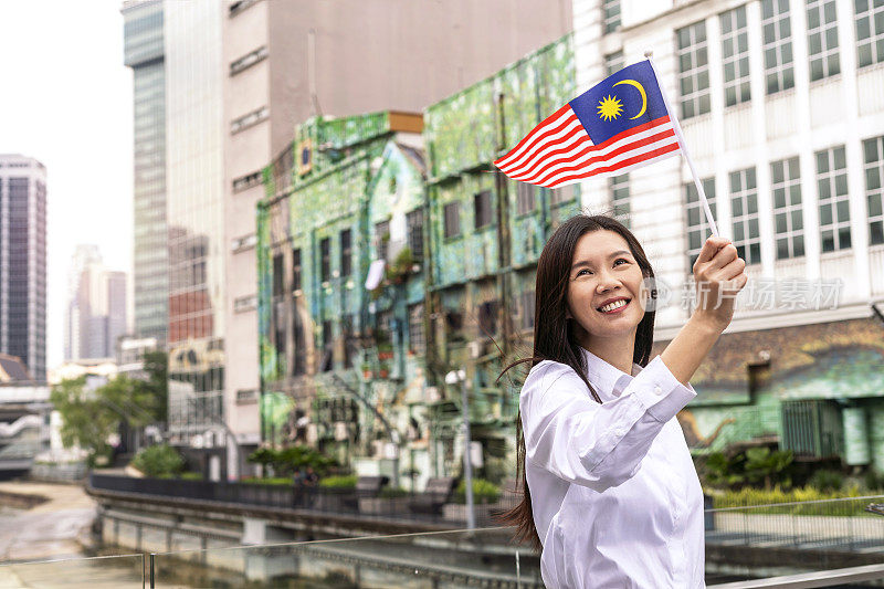 以马来西亚国旗为背景的女子