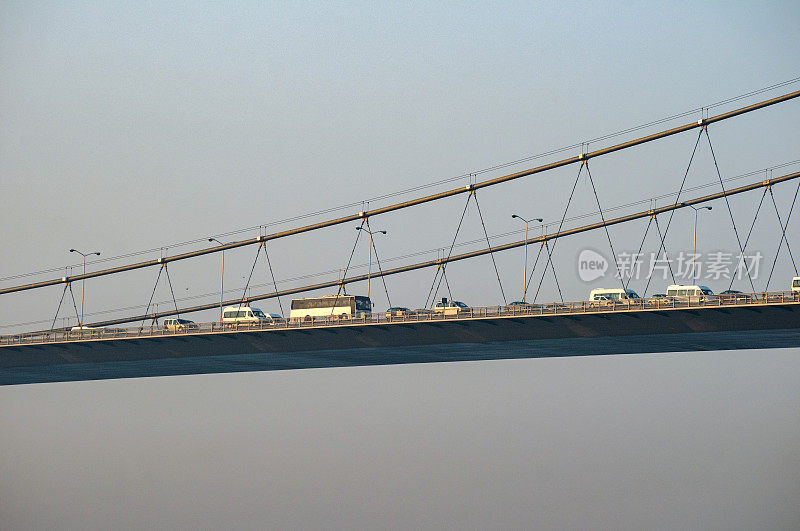 汽车从7月15日烈士大桥上驶过