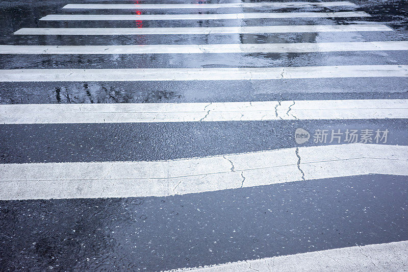 雨后行人过街线有积水