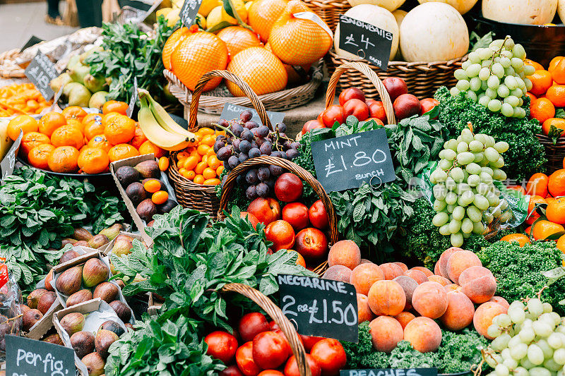 新鲜的有机水果和蔬菜在食品市场展出