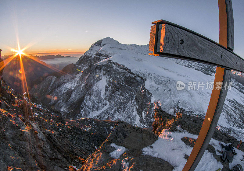 山巅宗教十字架风景优美