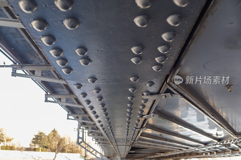 金属结构下的旧铁路桥，铆钉，铁路桥