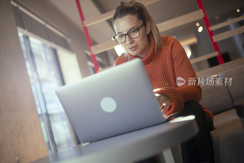 一名年轻女子开始与她的学生进行在线会议。