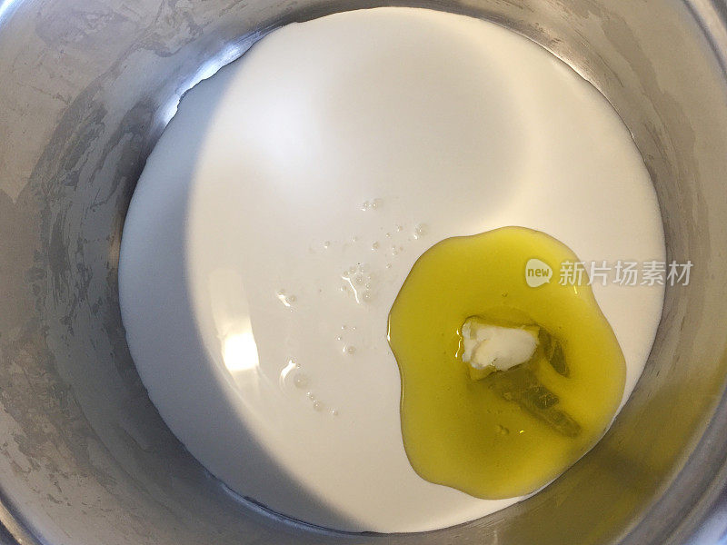 在平底锅中放入乳制品奶油和橄榄油