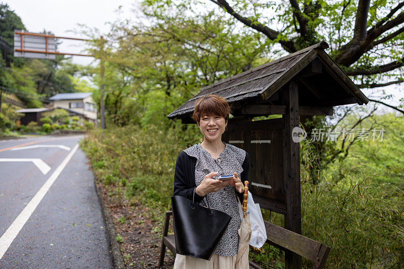 在旅游地点等车的日本女人