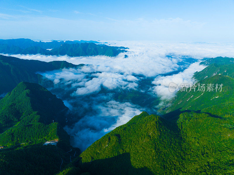 山中晨雾