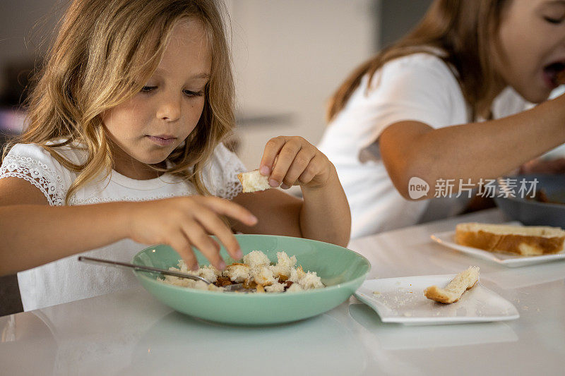 孩子们共进午餐