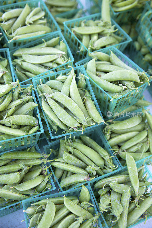 农贸市场上出售的新鲜豌豆
