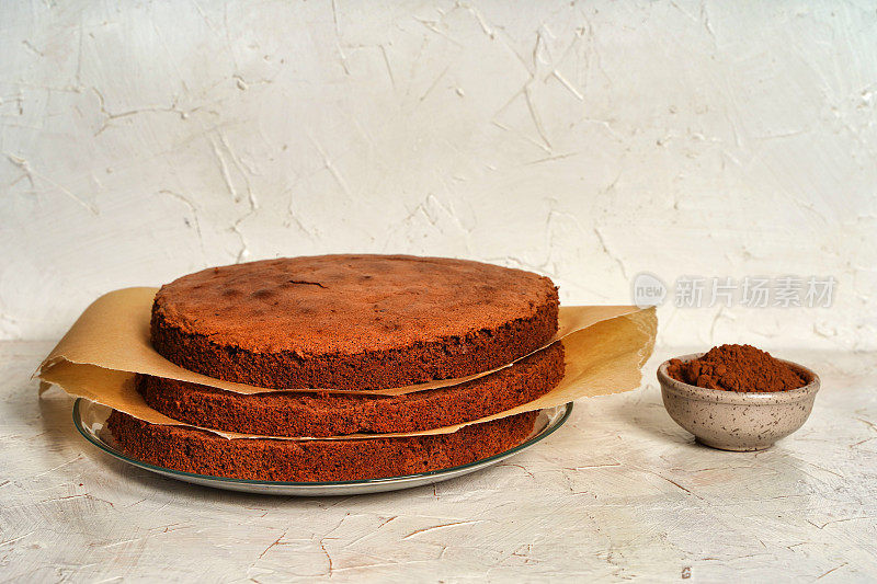 巧克力海绵蛋糕或戚风蛋糕，松软可口，原料:鸡蛋，面粉和可可。