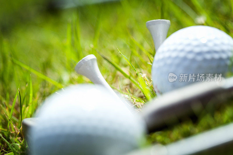 在草地上放高尔夫球的高尔夫球杆