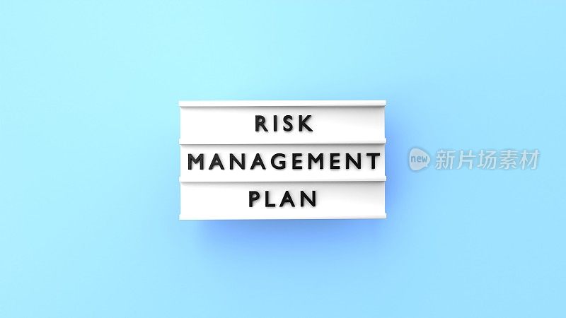 风险管理计划文本显示在蓝色背景的灯箱上