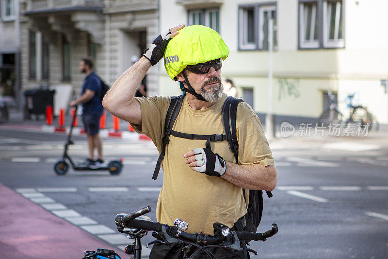 男自行车手戴上自行车头盔