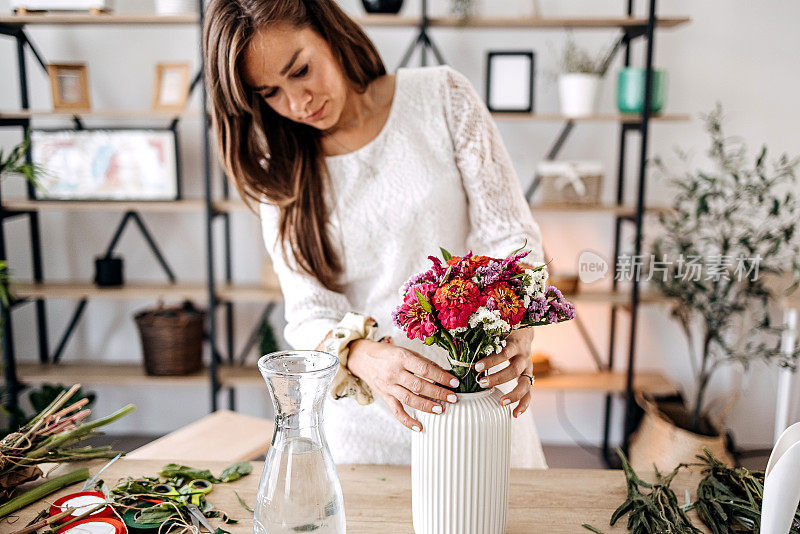 制作花卉装饰品的妇女