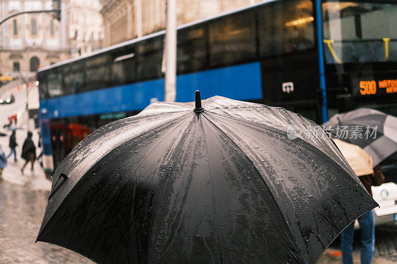 波尔图的雨让雨伞打开了