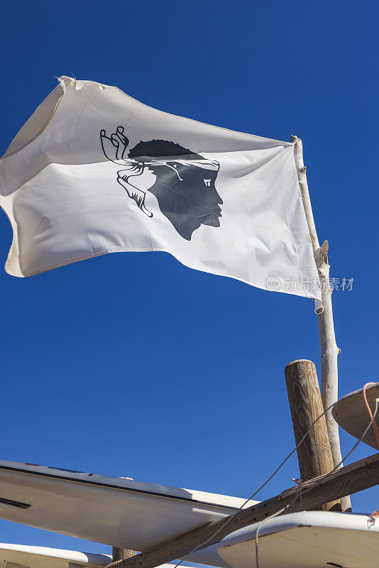 风中飘扬的科西嘉国旗