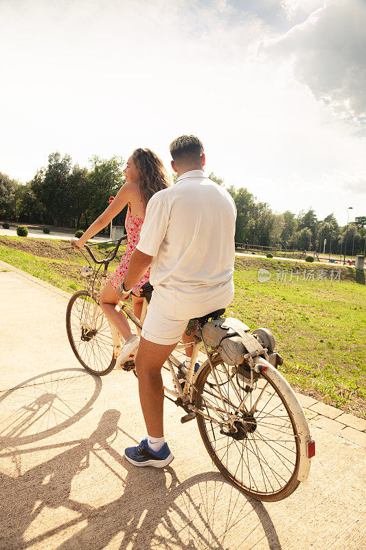 幸福的情侣骑着双人自行车