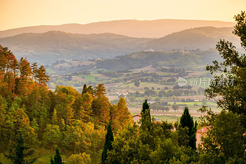 在意大利中部翁布里亚(Umbria)，温暖的夕阳照耀着秋天的群山和山谷