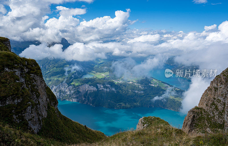 从斯图斯俯瞰美丽的瑞士阿尔卑斯山，俯瞰瑞士卢塞恩湖蓝绿色的湖水