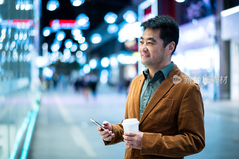 亚洲中年男子在城市街道的夜晚