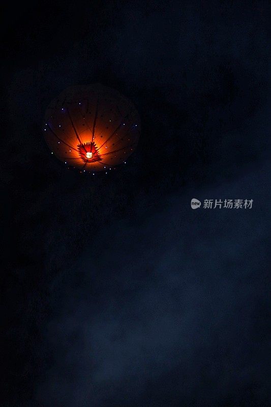 佛教信徒在节日期间乘坐热气球，也被称为fanush。Purnima是佛教界最大的节日之一，这个节日在满月期间庆祝。