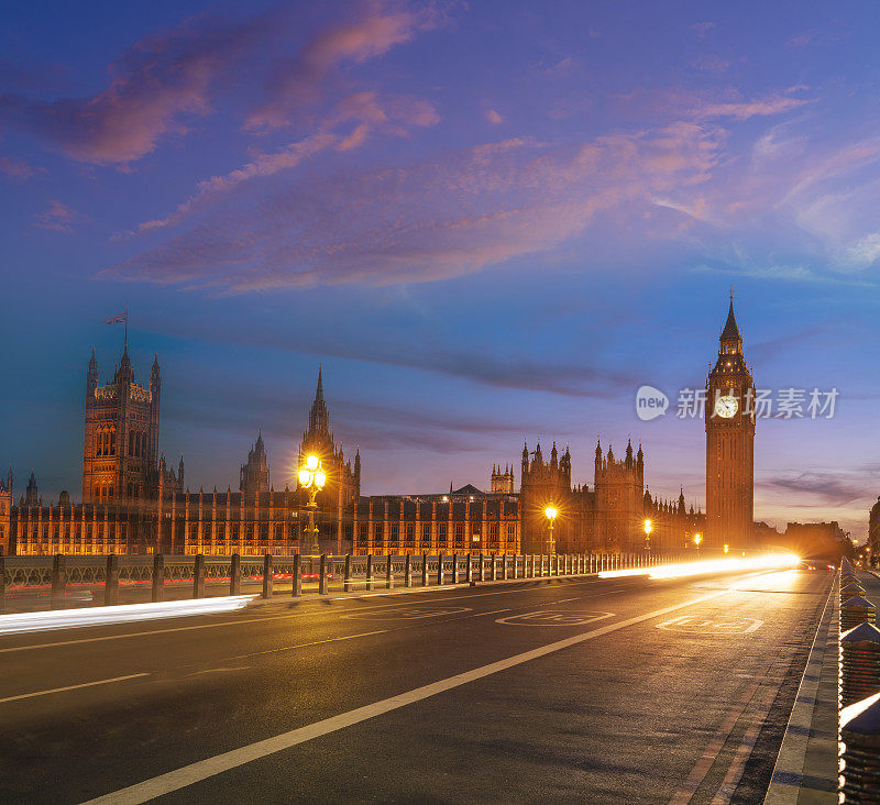 英国威斯敏斯特桥上的大本钟和议会大厦在夕阳的照耀下