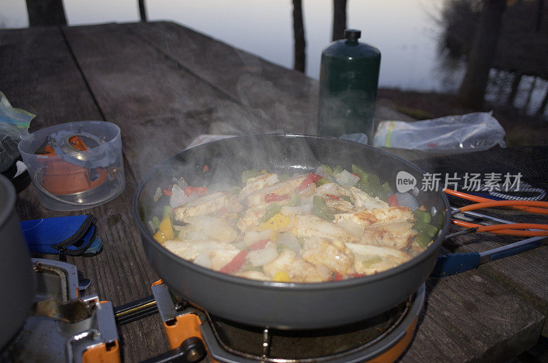 在湖边的野营炉子上做饭