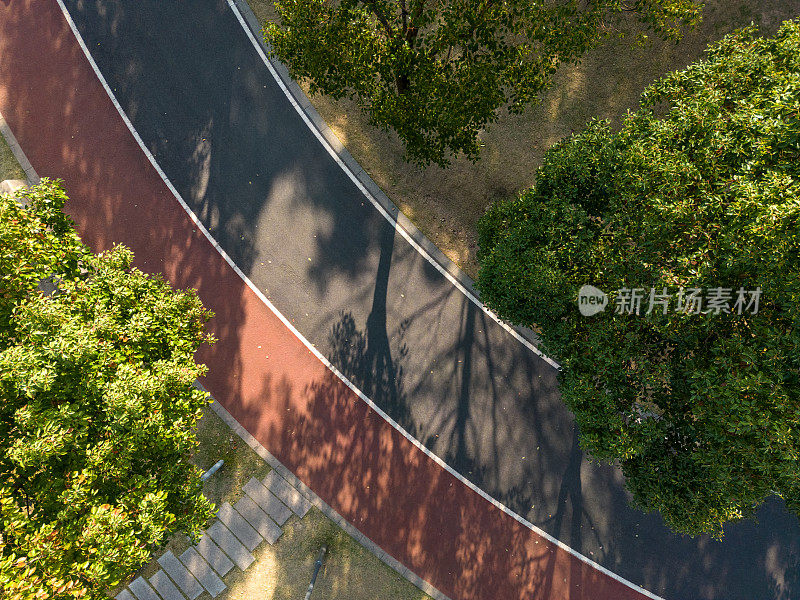 花园中五彩道路的鸟瞰图