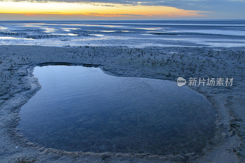 在一天结束的时候，Senset在Schiermonnikoog岛的海滩上