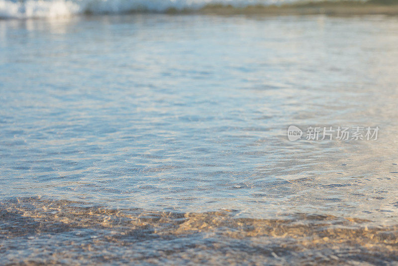 海浪正在向海滩冲击，大海的海浪。