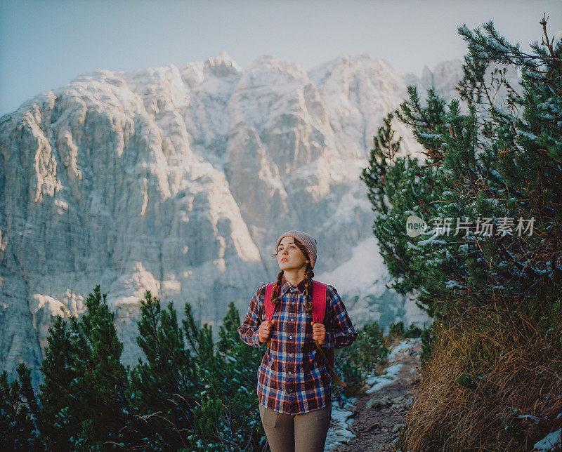 冬天，女人在白雪覆盖的白云石徒步旅行