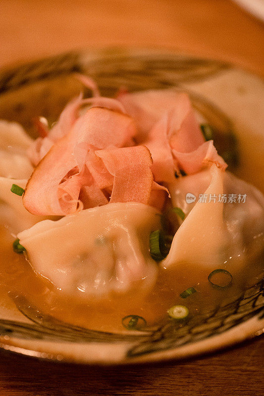 日式煮饺子。