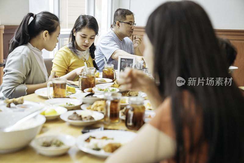 大家庭一起吃印尼饭