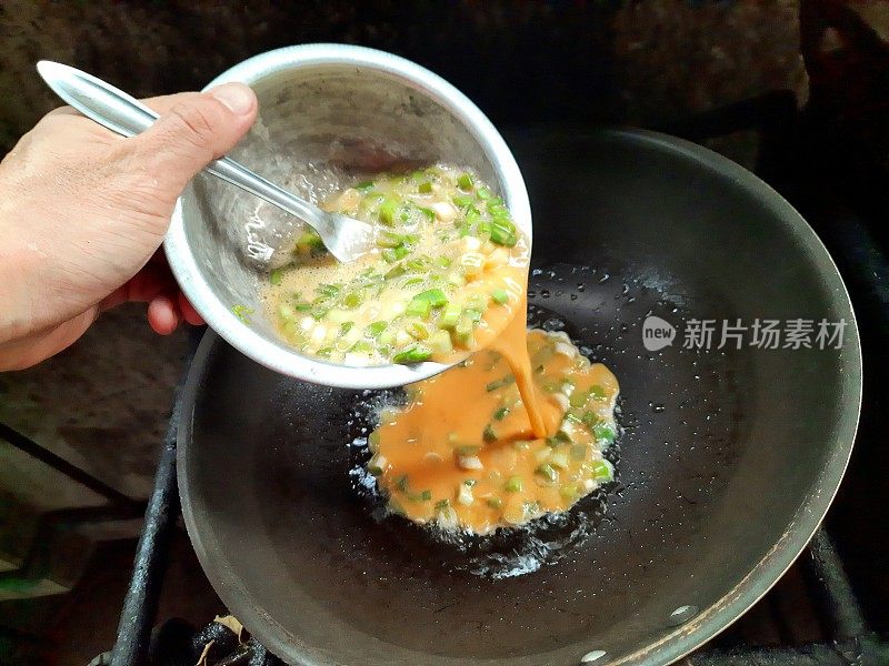 用大蒜韭菜煎蛋卷-食物准备。