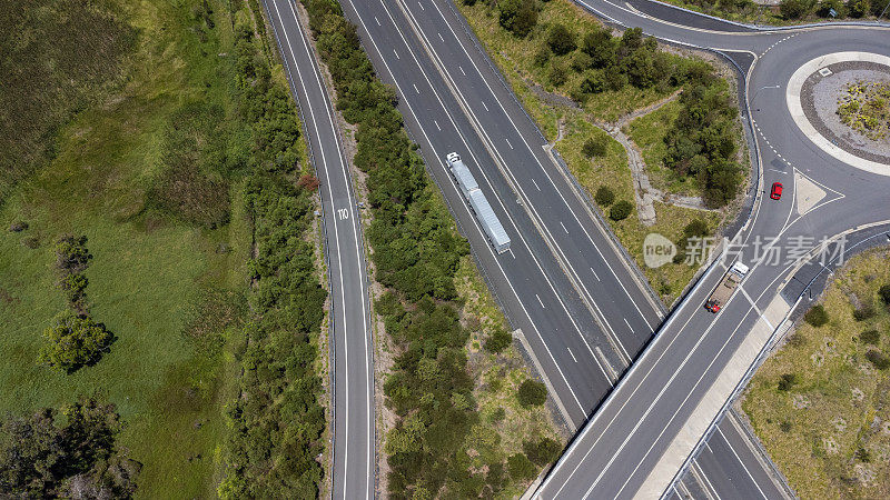 高速公路回旋处和十字路口鸟瞰图