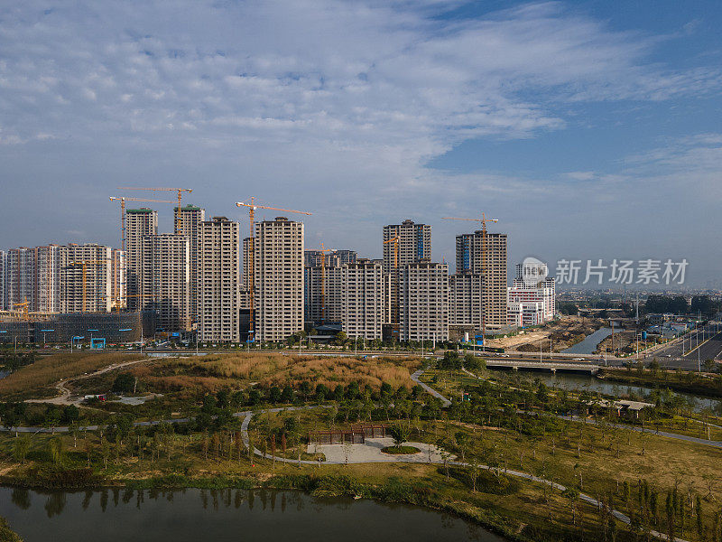 城市中新建住宅的鸟瞰图