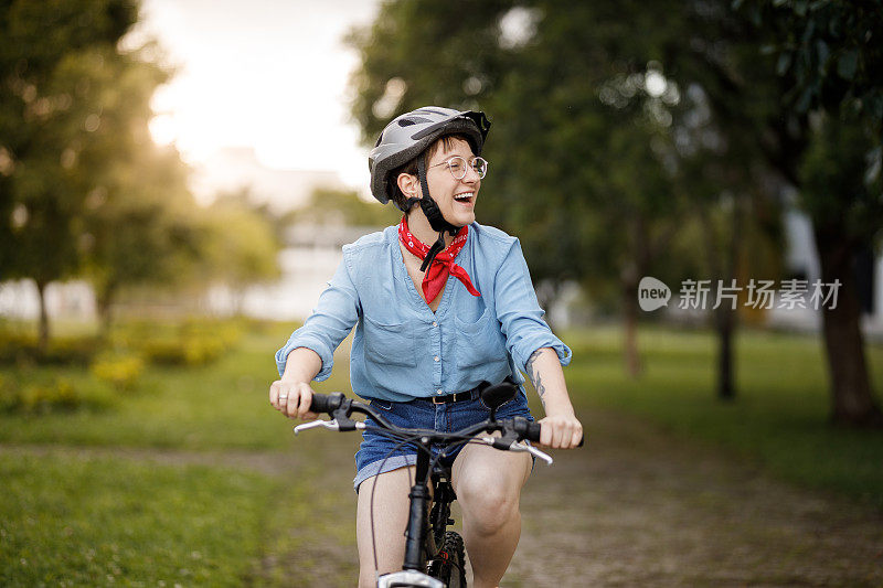 快乐的女人骑自行车