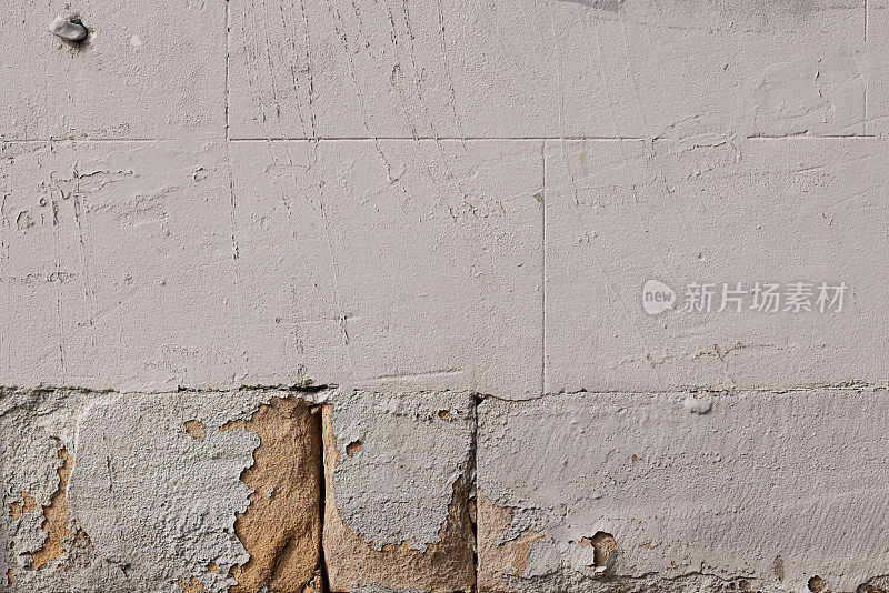 旧墙的一部分，有砂岩和混凝土块，油漆剥落