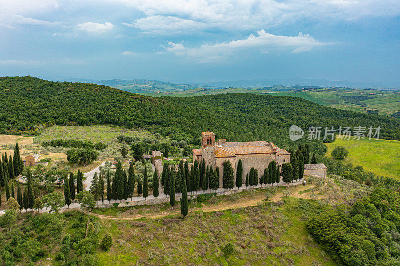 意大利托斯卡纳坎普雷纳的圣安娜教堂和修道院鸟瞰图