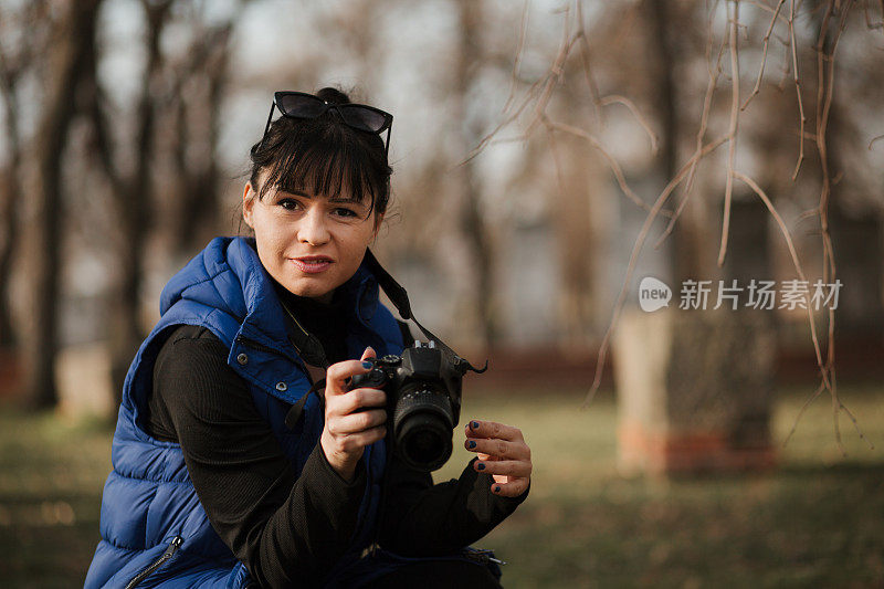 一个带相机的女人的肖像