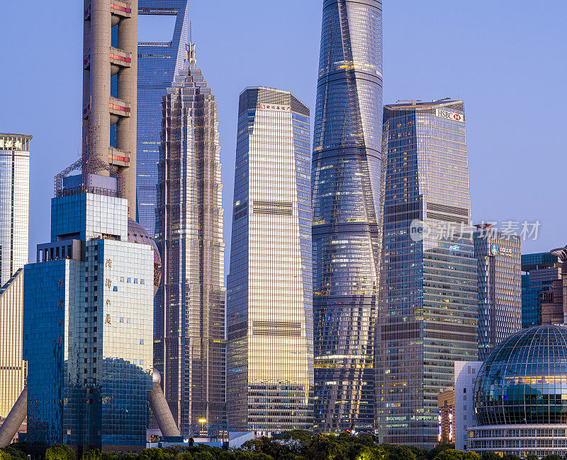 东方明珠大厦、上海中心大厦、上海国际金融中心、陆家嘴CBD、上海城市景观摄影、黄浦江两岸建筑、人文。