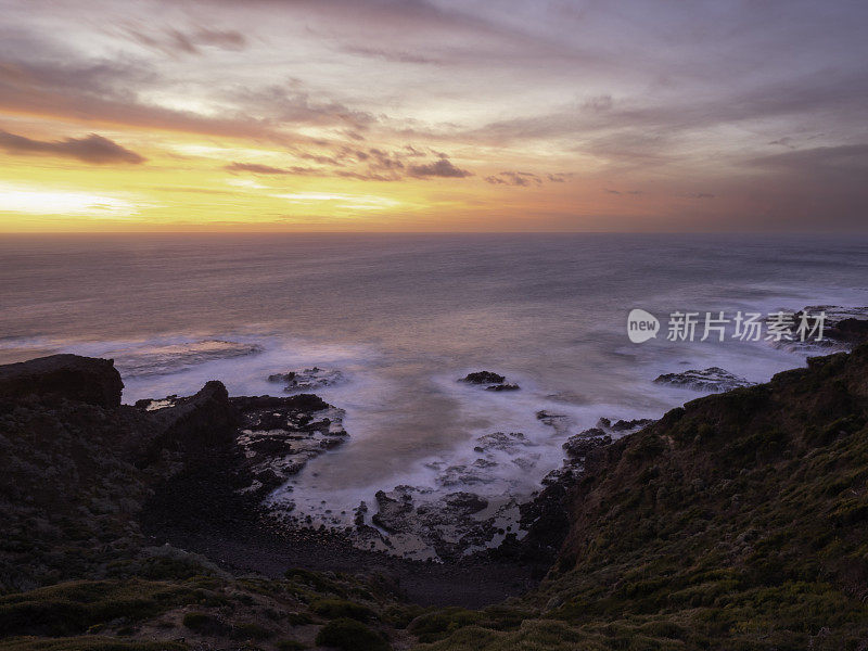 岩石海岸线和五颜六色的日落