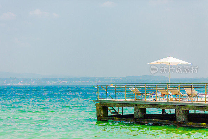 海滩度假。加尔达湖。意大利。欧洲。夏天之旅