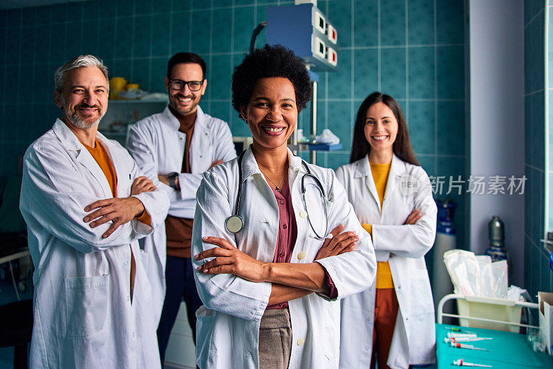 一位非裔美国女外科医生和她的医生团队在医院的肖像。