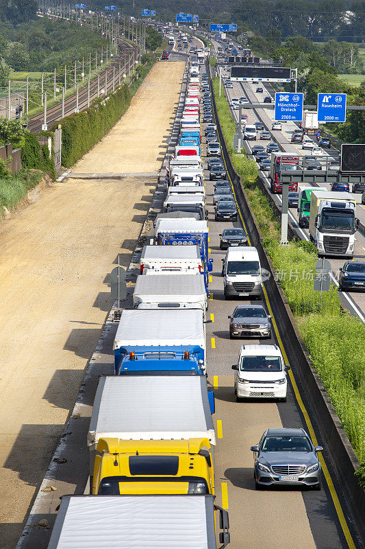 德国A3高速公路上的建筑工地和交通堵塞