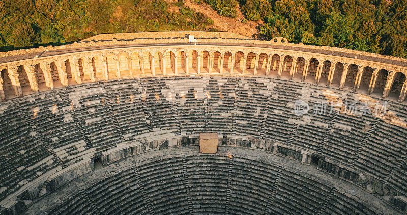 安塔利亚阿斯潘多斯古城圆形剧场鸟瞰图，历史目的地安塔利亚阿斯潘多斯，土耳其历史名胜，保存最完好的古城，阿斯潘多斯古城鸟瞰图，最具历史意义的罗马古剧院