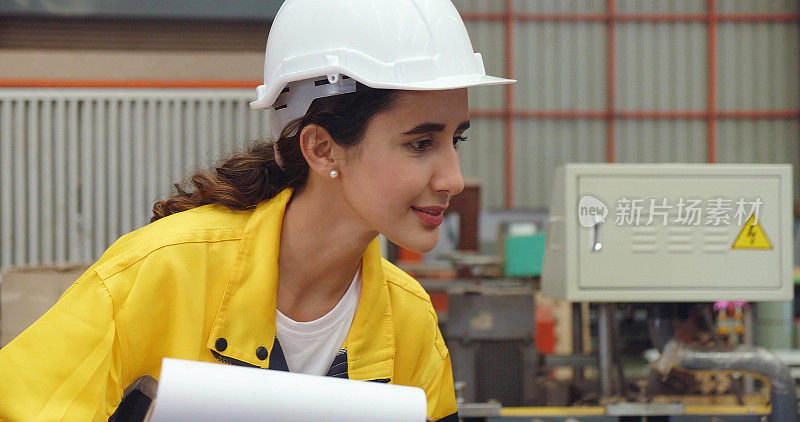 近距离观察在工业工厂工作时戴着安全安全帽的年轻拉丁女工的脸