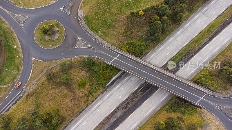 高速公路交界处环岛鸟瞰图