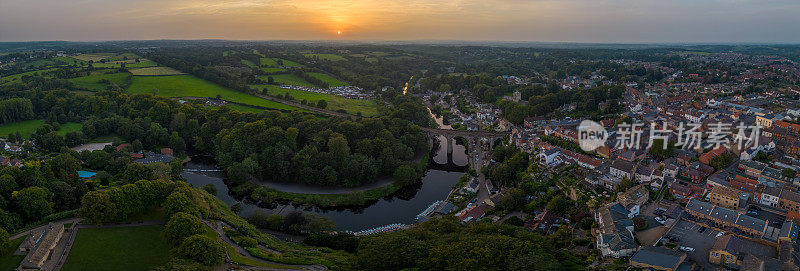 鸟瞰夏日夕阳下的高架桥、尼德河峡谷和克纳斯伯勒集镇，英国，北约克郡。用0级无人机拍摄。