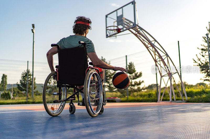 坐在轮椅上的人在打篮球
